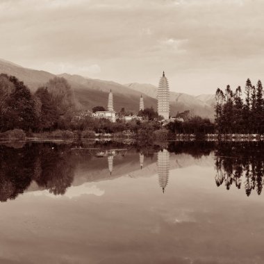 Dali, Yunnan, Çin 'de gölün yansımalarıyla gün doğumu.