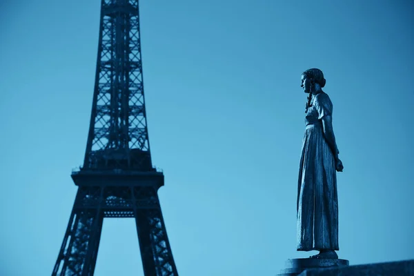Ейфелева Вежа Статуєю Знаменита Міська Пам Ятка Парижі — стокове фото