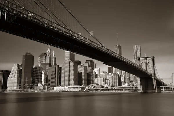 Abaixo Brooklyn Bridge Com Skyline Centro Manhattan Nova York — Fotografia de Stock