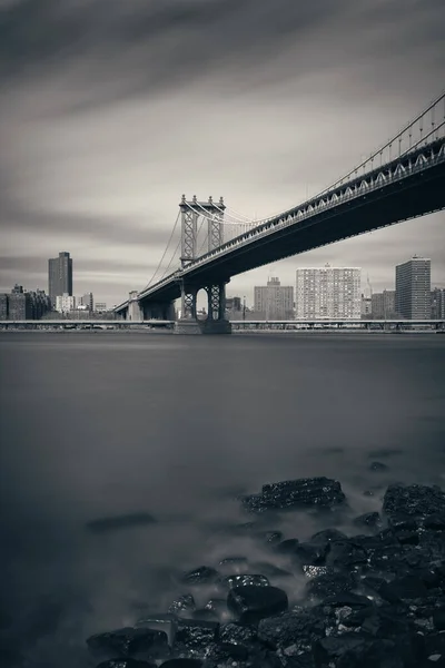 マンハッタン橋とダウンタウンのニューヨーク市ウォーター フロント — ストック写真