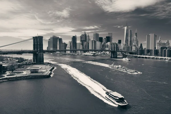 Brooklyn Bridge Och Manhattan Skyline Med Båt New York City — Stockfoto