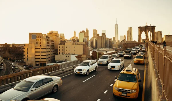 Provoz Centru Manhattanu Při Západu Slunce Brooklynským Mostem New Yorku — Stock fotografie