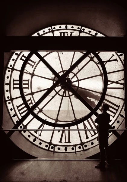 Ένας Τουρίστας Που Ψάχνει Thrugh Γιγαντιαίο Πύργο Ρολόι Στο Παρίσι — Φωτογραφία Αρχείου