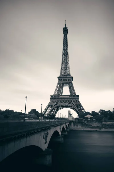 Eiffel Torony Híddal Szajna Folyóban Párizsban Franciaországban — Stock Fotó