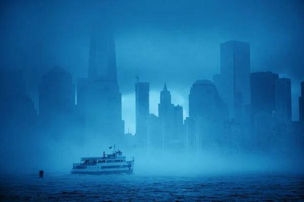 Downtown Manhattan Skyskrapa Och Båt Floden Dimmig Dag New York — Stockfoto
