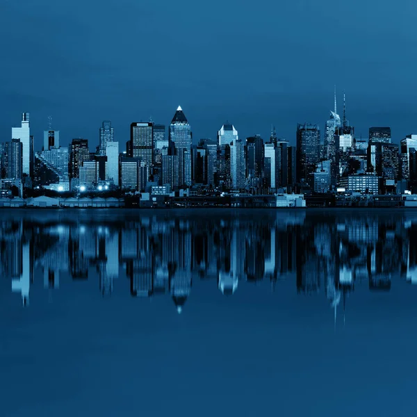 어두컴컴 황혼의 파노라마가 흑백으로 허드슨 반사되어 미드타운 맨해튼 — 스톡 사진
