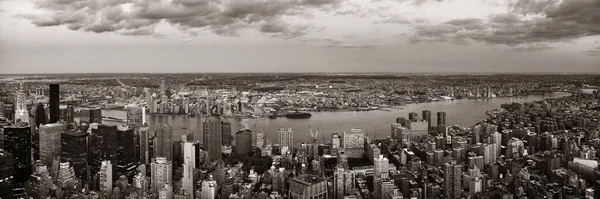 맨해튼 동쪽에는 건물들이 흑백으로는 이스트 파노라마가 보인다 — 스톡 사진