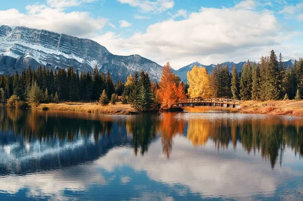 Kanada Daki Banff Ulusal Parkı Nda Sonbahar Yeşilliği Yansıması Olan — Stok fotoğraf