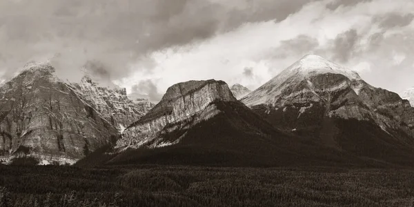 Panorama Paisagem Parque Nacional Banff Canadá Com Montanhas Cobertas Neve — Fotografia de Stock