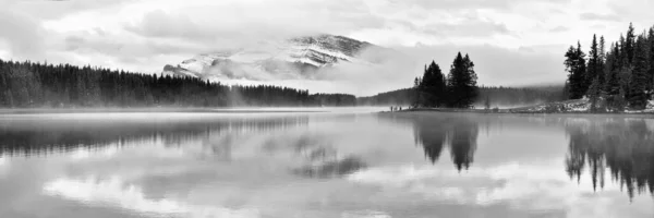 Lac Two Jack Avec Panorama Sur Les Montagnes Enneigées Reflet — Photo