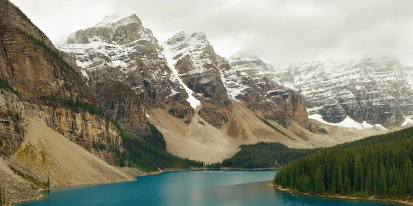 Lago Della Morena Con Montagna Innevata Del Banff National Park — Foto Stock