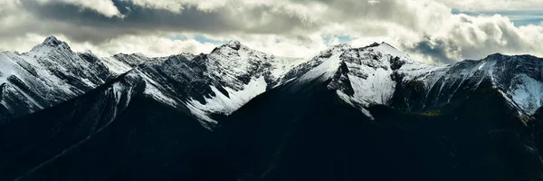 Kanada Daki Banff Ulusal Parkı Nda Karlı Dağ Manzarası — Stok fotoğraf