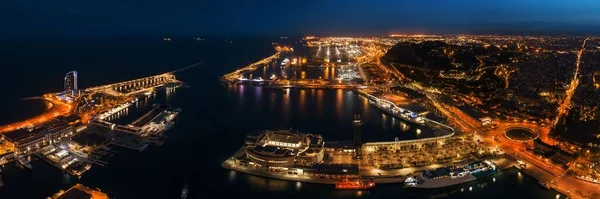 西班牙巴塞罗那夜间的海岸航景 — 图库照片