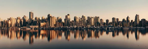 Vancouver Belvárosában Építészet Víz Gondolatokkal Naplemente Panoráma Hajóval — Stock Fotó