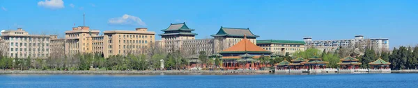 北京の歴史的建築物と北海公園のパノラマ — ストック写真
