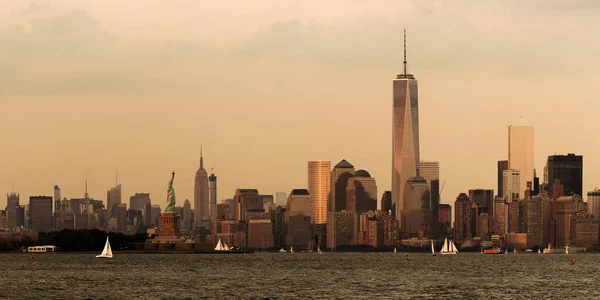 Manhattan Skyline Centro Com Arranha Céus Urbanos Sobre Rio — Fotografia de Stock