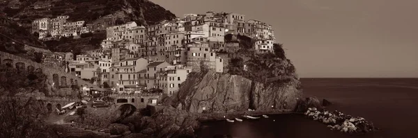 Manarola Widokiem Morze Śródziemne Budynkami Nad Urwiskiem Cinque Terre Nocy — Zdjęcie stockowe