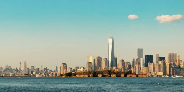 Manhattan şehir merkezi gökdelenleri ile nehir üzerinde.