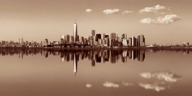 Manhattan şehir merkezi gökdelenleri ile nehir üzerinde yansımaları olan.