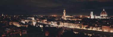 Floransa Katedrali 'nin gökdeleni Piazzale Michelangelo' dan gece manzaralı.