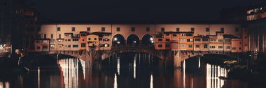 Ponte Vecchio gece Floransa 'daki Arno Nehri Panoraması' nın üzerinde..