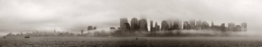 Sisli bir günde New York City şehir merkezi iş merkezi panoraması
