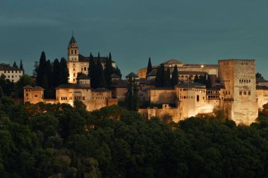 Granada Alhambra gece İspanya 'daki dağın üzerinden panoramik manzara.