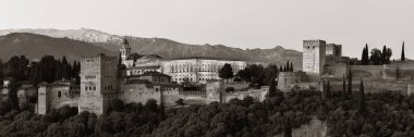 Granada Alhambra İspanya 'daki dağın üzerinden panoramik manzara.