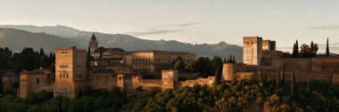 Granada Alhambra İspanya 'daki dağın üzerinden panoramik manzara.
