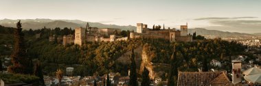Granada Alhambra İspanya 'daki dağın üzerinden panoramik manzara.