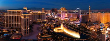 Şehir silueti manzaralı modern kumarhane oteli ve Las Vegas 'taki tatil köyü mimarisi geceleri.