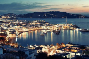 Mykonos körfezi gece yukarıdan izlendi. Yunanistan.