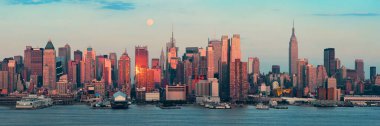 New York Şehri gökdelenleri Gün batımında şehir manzarası ve ay doğuşunda.