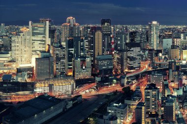 Osaka şehir merkezi, gece çatısı manzaralı. Japonya.