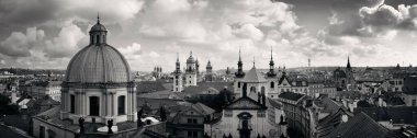 Prag Ufuk Çizgisi Çatı Manzarası Kilise ve Çek Cumhuriyeti Panoraması 'ndaki Kubbe.