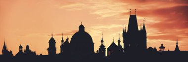 Prag Çek Cumhuriyeti 'ndeki tarihi binaların silueti gün doğumunda