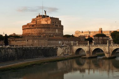 Castel Sant Angelo ve köprüden Tiber Nehri'nin Roma, İtalya.