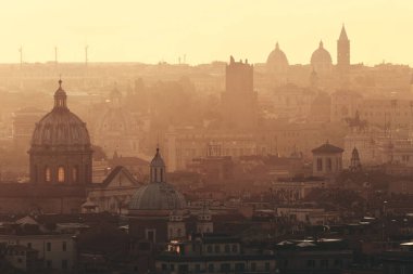 Roma 'nın çatısı, gündoğumu siluetinde, İtalya' da antik mimariyle birlikte.. 