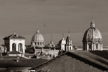 Roma tarihi mimarisi ve şehir siluetinin çatı manzarası. İtalya.