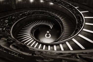 Vatikan Müzesi 'ndeki spiral merdiven.  