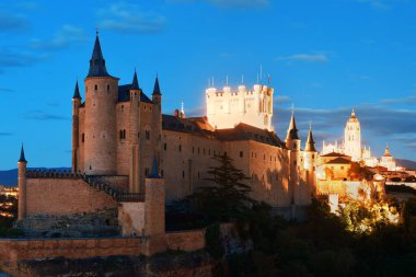 İspanya 'nın ünlü simgesi olarak geceleri Segovia' lı Alcazar.