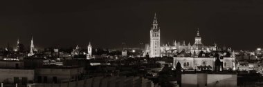 İspanya 'daki Sevilla Katedrali' nin Aziz Mary Katedrali 'nin olduğu Sevilla gece çatısı manzarası.