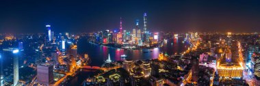 Şangay Pudong hava gece görüşü yukarıdan şehrin gökdelenleri ve Çin 'in gökdelenleri ile.