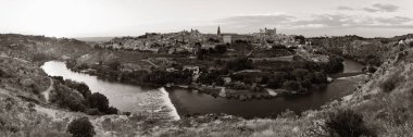 İspanya 'daki tarihi binalarla Toledo şehrinin panorama hava manzarası.