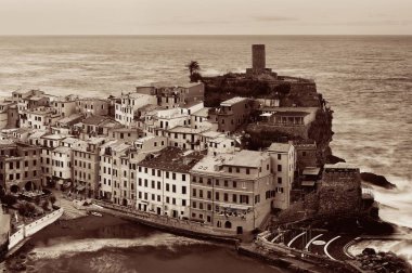 Vernazza 'da Cinque Terre, İtalya' da kayalıklar üzerinde binalar var..