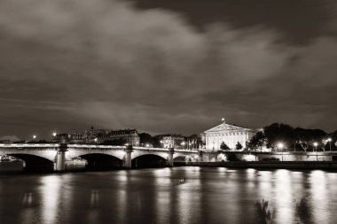 Paris Nehri Sen, Pont de la Concorde ve Assemblee Nationale ile şafakta.