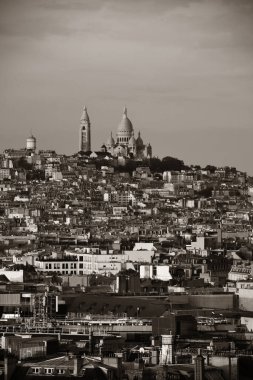 Paris 'in çatı manzarası şehrin ufuk çizgisi ve Sacre Coeur in France.