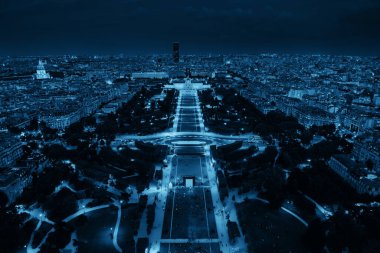 Paris şehrinin gökyüzü çatısı geceleyin, Fransa.