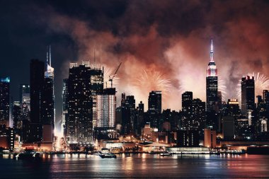 Havai fişek Manhattan midtown gökdelenler ve New York şehir manzarası ile geceleri göster