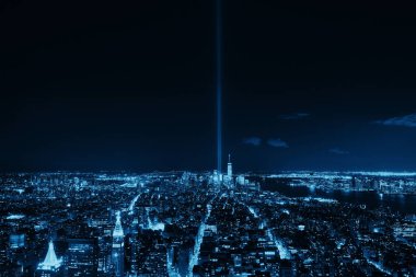 New York City şehir merkezi gökyüzü manzaralı 11 Eylül anma ışığı.